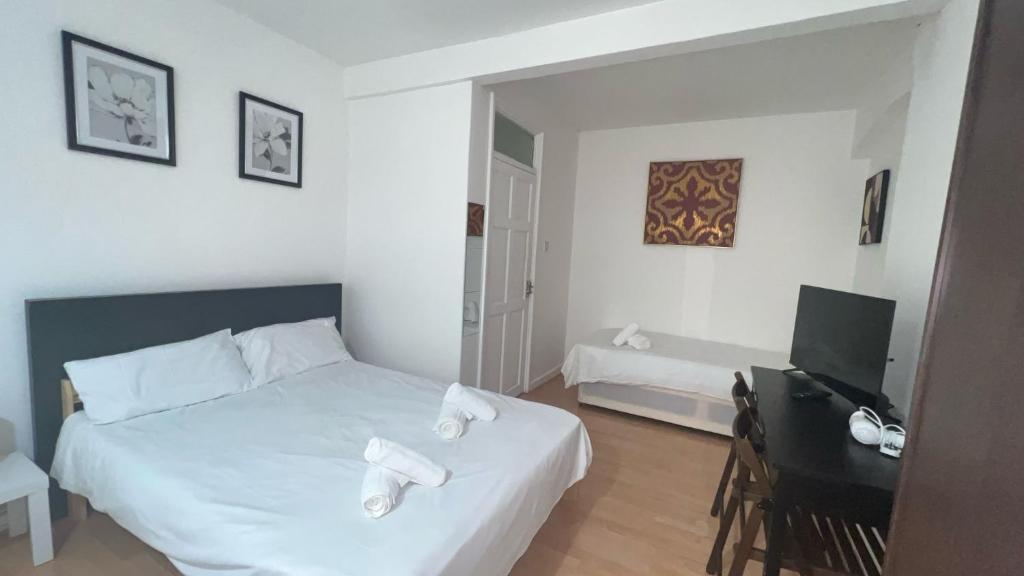 Una cama o camas en una habitación de Comfortable Rooms Heart of Shoreditch