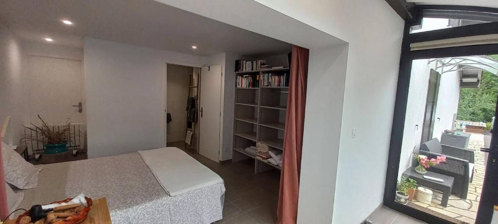 Postel nebo postele na pokoji v ubytování LA CASA Bed&breakfast entrée indépendante 26m2 Calme Proche de tout WIFI Parking privé Jardin terrasse
