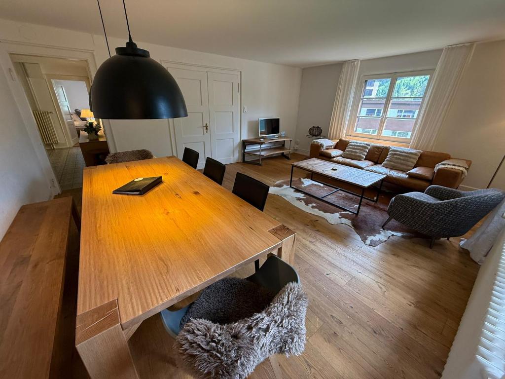 TV a/nebo společenská místnost v ubytování Chalet Pradella by Arosa Holiday
