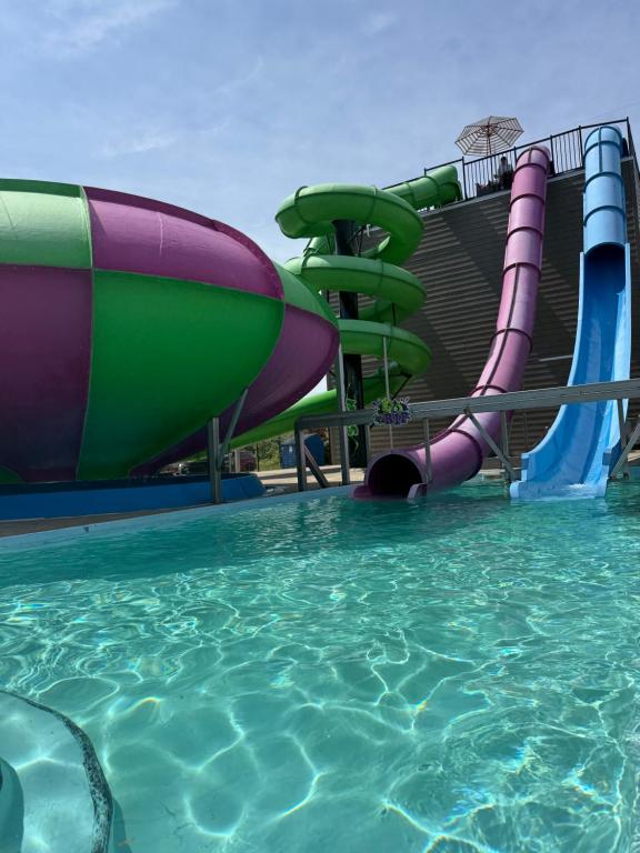 a water slide in a swimming pool at Condos Vacances MSA 2CH - avec Parc Aquatique GRATUIT in Beaupré