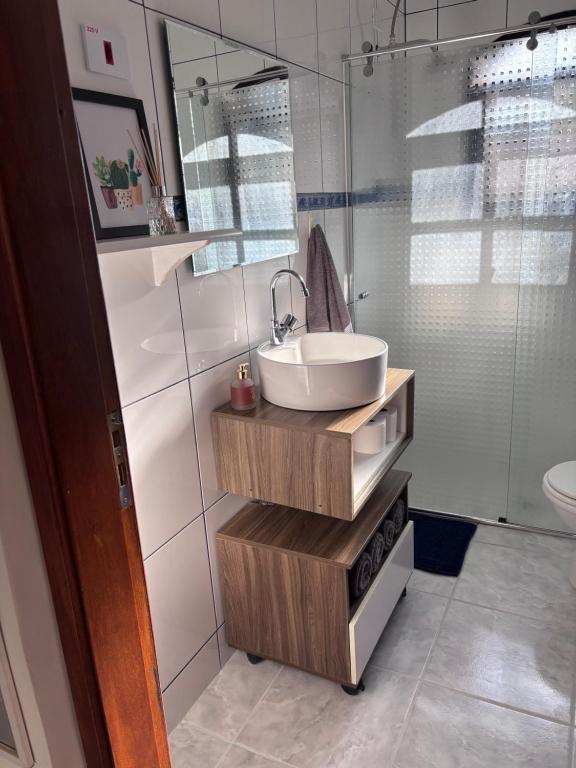 a bathroom with a sink and a shower at Casa Refúgio Canto da Viola in São Roque