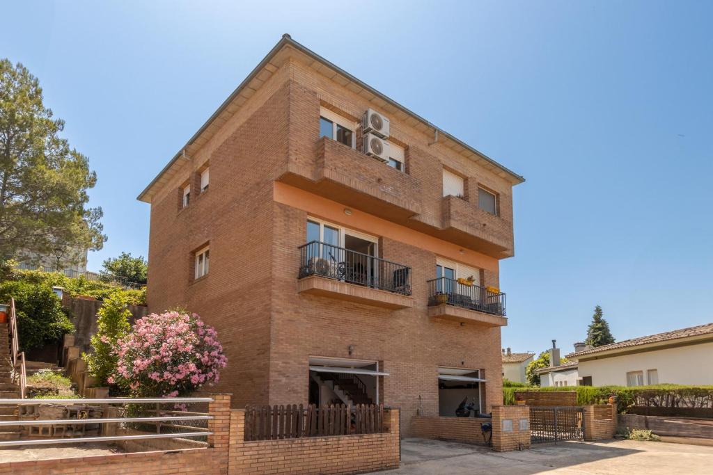 un edificio de ladrillo con balcón y valla en Casa Lago de Banyoles, en Banyoles