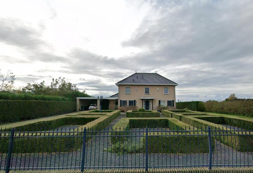 ザルトボメルにあるVakantievilla De Ketelの庭前の柵付きの家