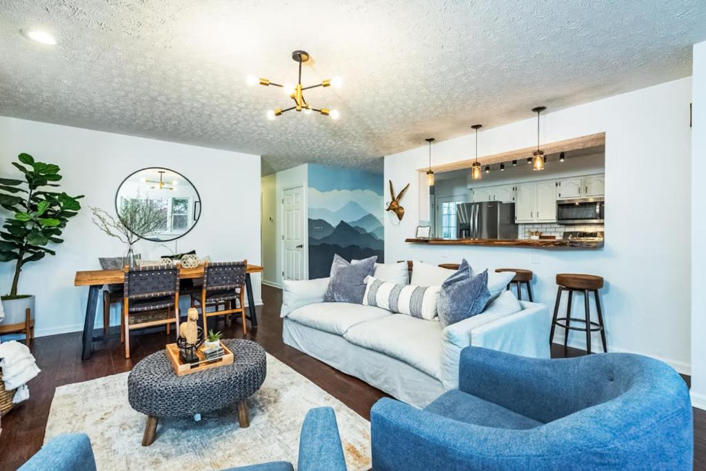 un soggiorno con un divano e un tavolo di Casa Amarilla ad Arden