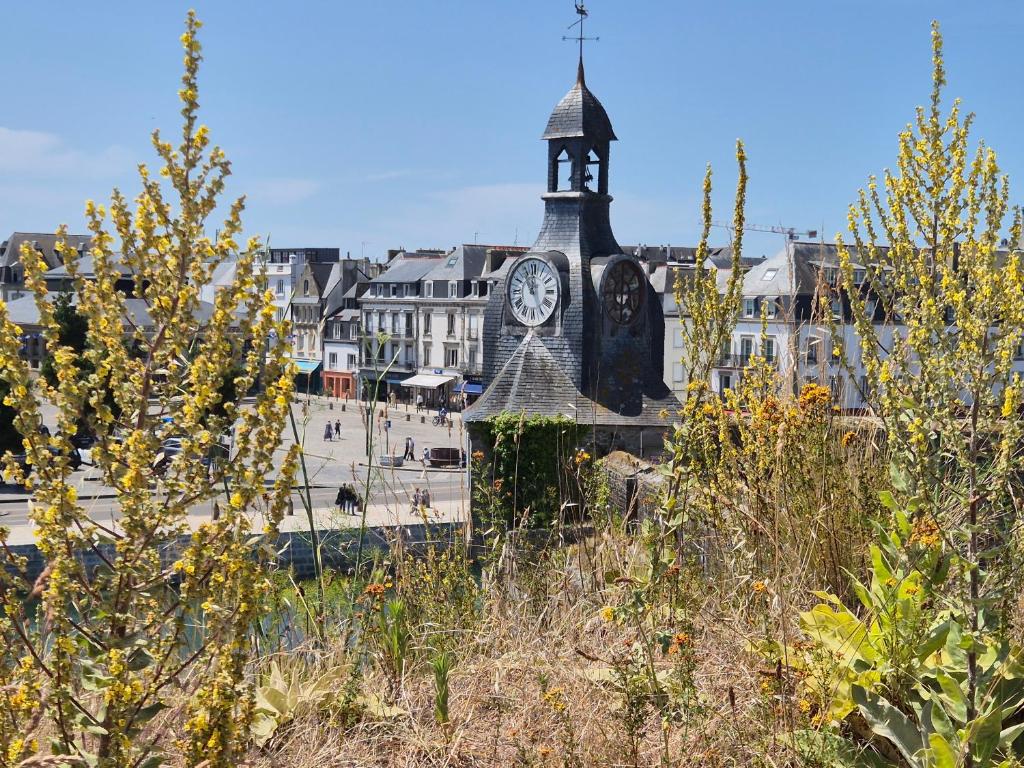 une tour d'horloge au milieu d'une ville dans l'établissement Urban Sunny & Cosy, à Concarneau