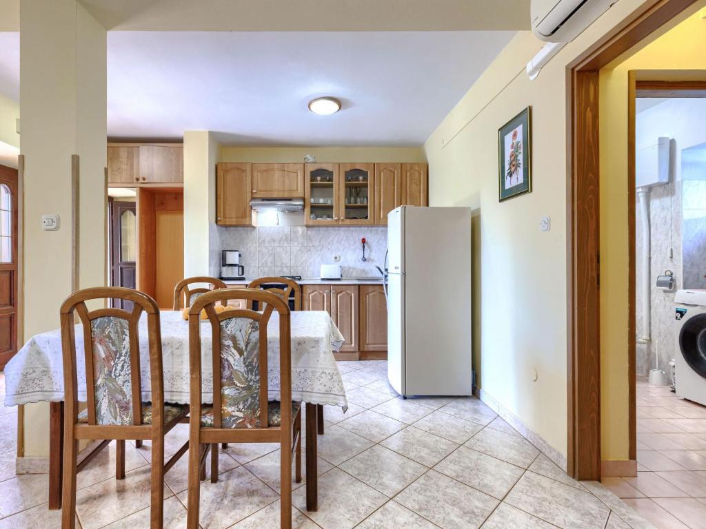 Kuchnia lub aneks kuchenny w obiekcie Holiday Home Laura by Interhome
