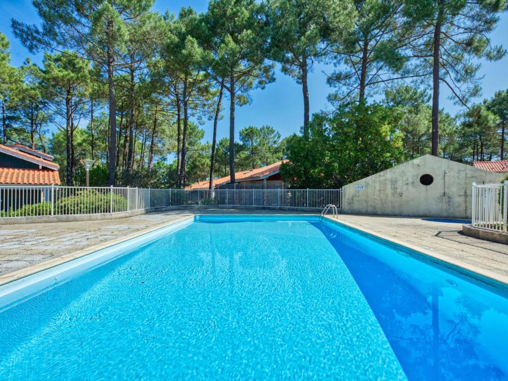 - une piscine dans une cour arborée dans l'établissement Holiday Home Golf Loisirs-1 by Interhome, à Lacanau-Océan