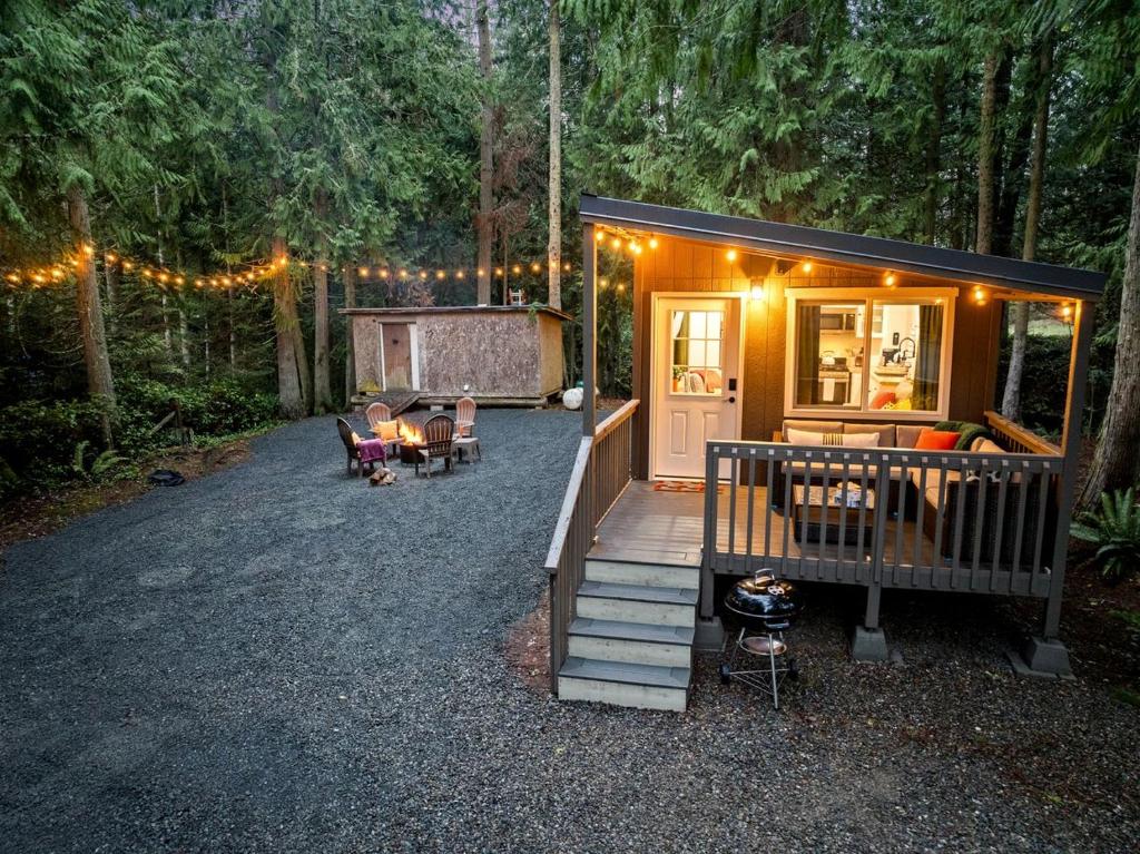 Κήπος έξω από το Tranquil, Creekside Cabin in the Forest of Sequim, Washington, Perfect for a Glamping Getaway from Seattle