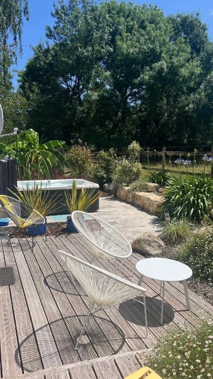 Vonkajšia záhrada v ubytovaní Gîtes de charme "l'écrin de Vendée" jacuzzi privatif, piscine chauffée, prestations bien être, vélos à 10 mn de l'océan sur 3,5 h de verdure