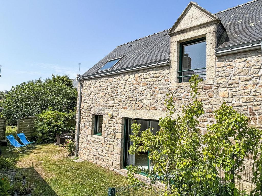 una casa de piedra con una ventana en el lateral. en Holiday Home Courdiec by Interhome, en Carnac