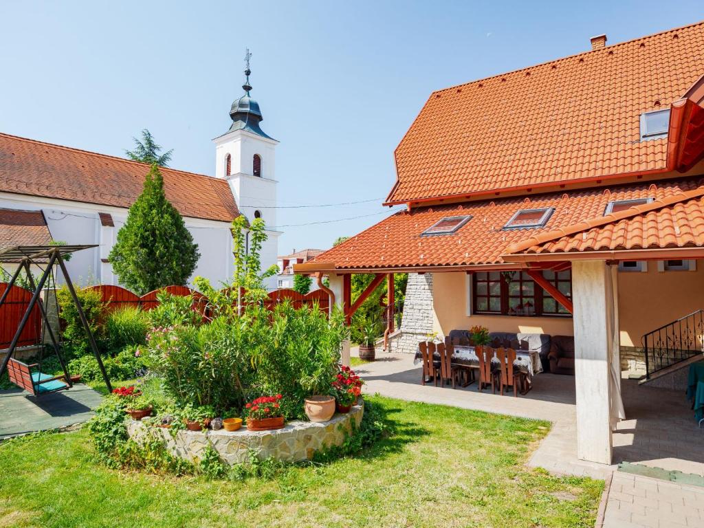 Vonkajšia záhrada v ubytovaní Apartment Tilia 4 by Interhome