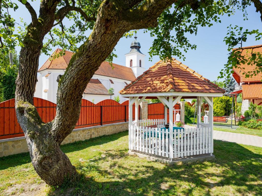 Vonkajšia záhrada v ubytovaní Apartment Tilia 4 by Interhome