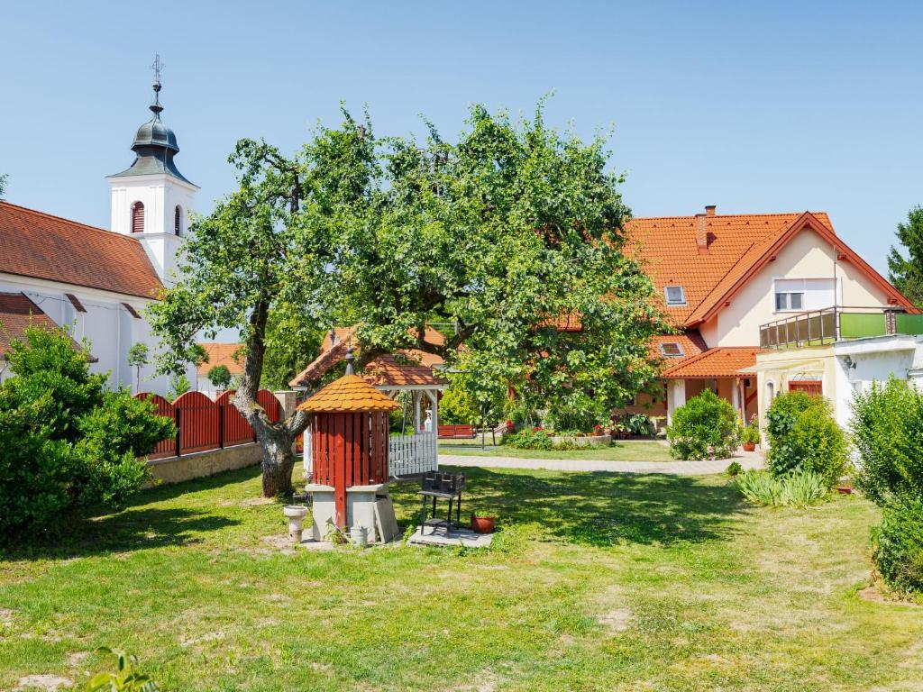 Vonkajšia záhrada v ubytovaní Apartment Tilia 4 by Interhome