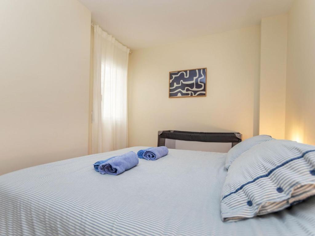 A bed or beds in a room at Apartment Green Mar H by Interhome