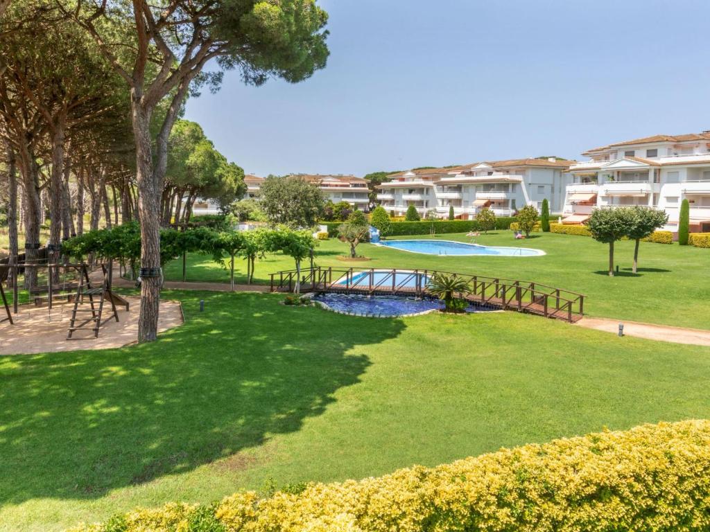 The swimming pool at or close to Apartment Green Mar H by Interhome