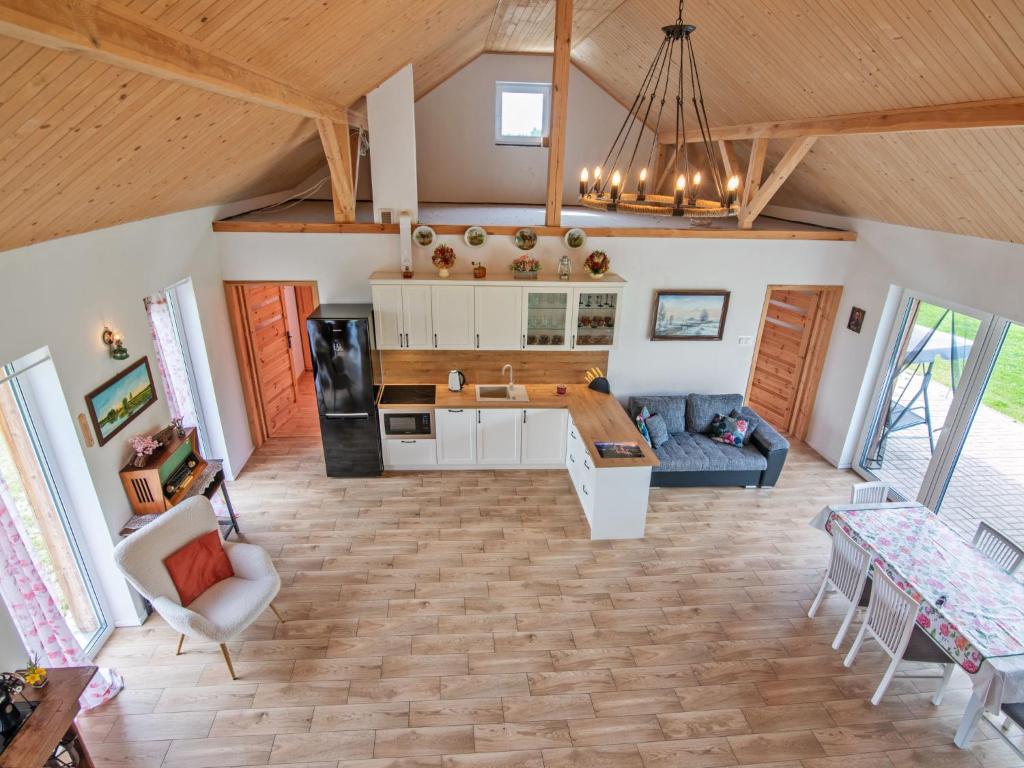 kuchnia i salon z kanapą i stołem w obiekcie Holiday Home Zagroda nad Krutynią by Interhome w mieście Spychowo