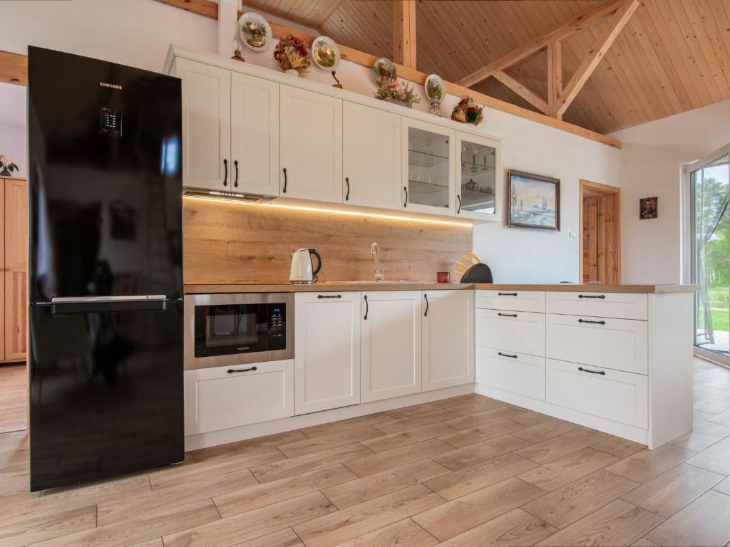 Kuchnia lub aneks kuchenny w obiekcie Holiday Home Zagroda nad Krutynią by Interhome