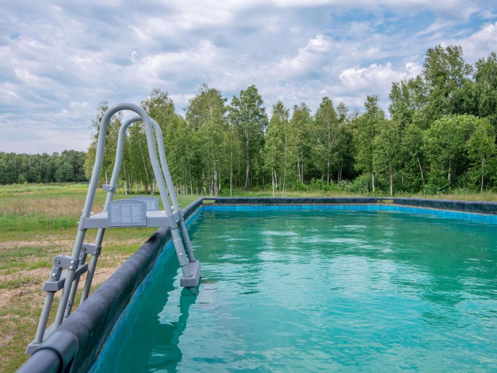 Basen w obiekcie Holiday Home Zagroda nad Krutynią by Interhome lub w pobliżu