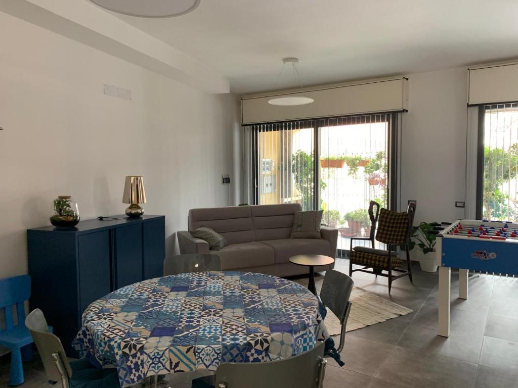 ein Wohnzimmer mit Sofa und Tisch in der Unterkunft Loft di Gianluca e Grazia in Maracalagonis