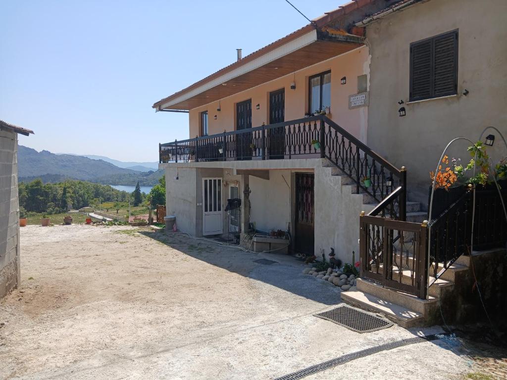 una casa con balcone sul lato di Casa da Emilia do Gerês a Outeiro