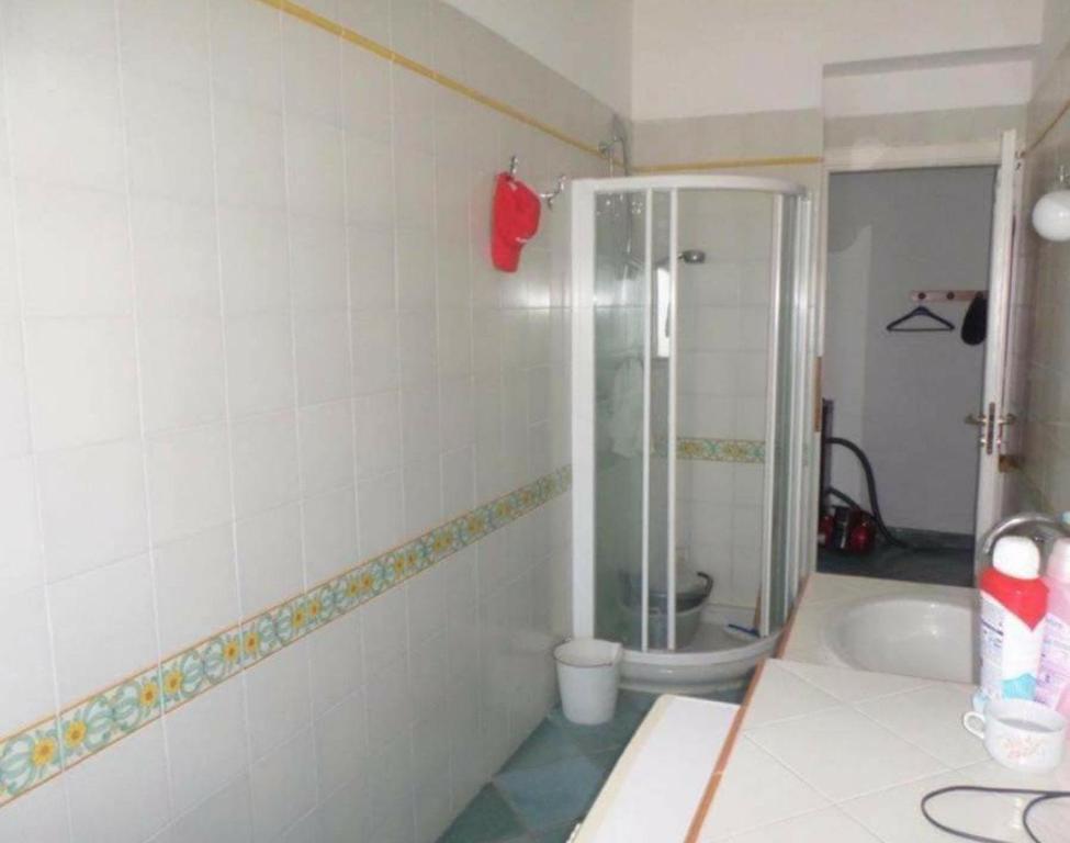 un baño con ducha y WC en Splendido appartamento a Soverato fronte mare, en Soverato Marina
