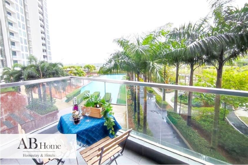 マサイにあるABHome "FOUNTAIN SUITE" #Green Haven #Olympic Pool View #Masai JBのプールの景色を望むバルコニー(テーブル付)
