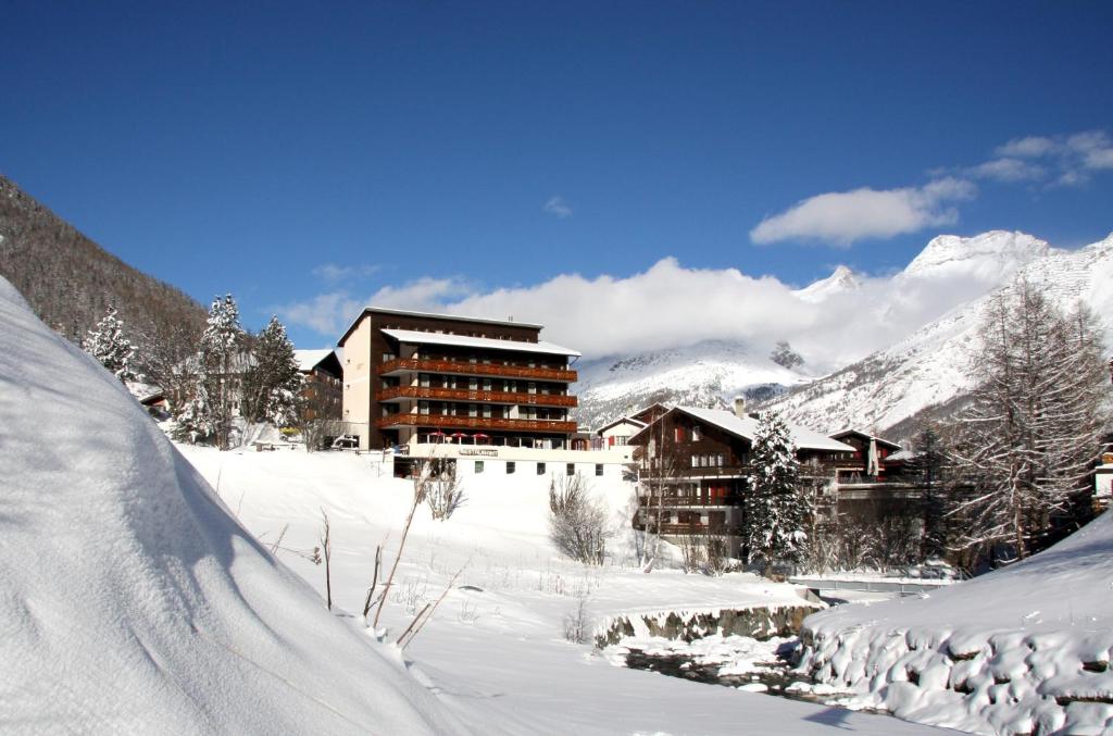 um resort na neve com um edifício em Hotel Bristol em Saas-Fee