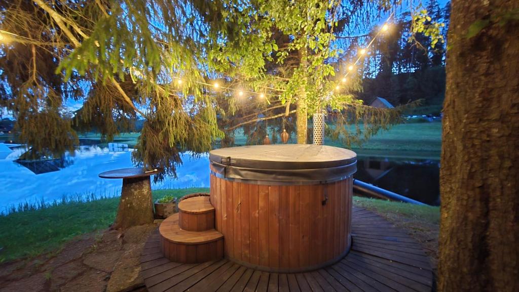 Výhled na řeku, která protéká v blízkosti luxury tent