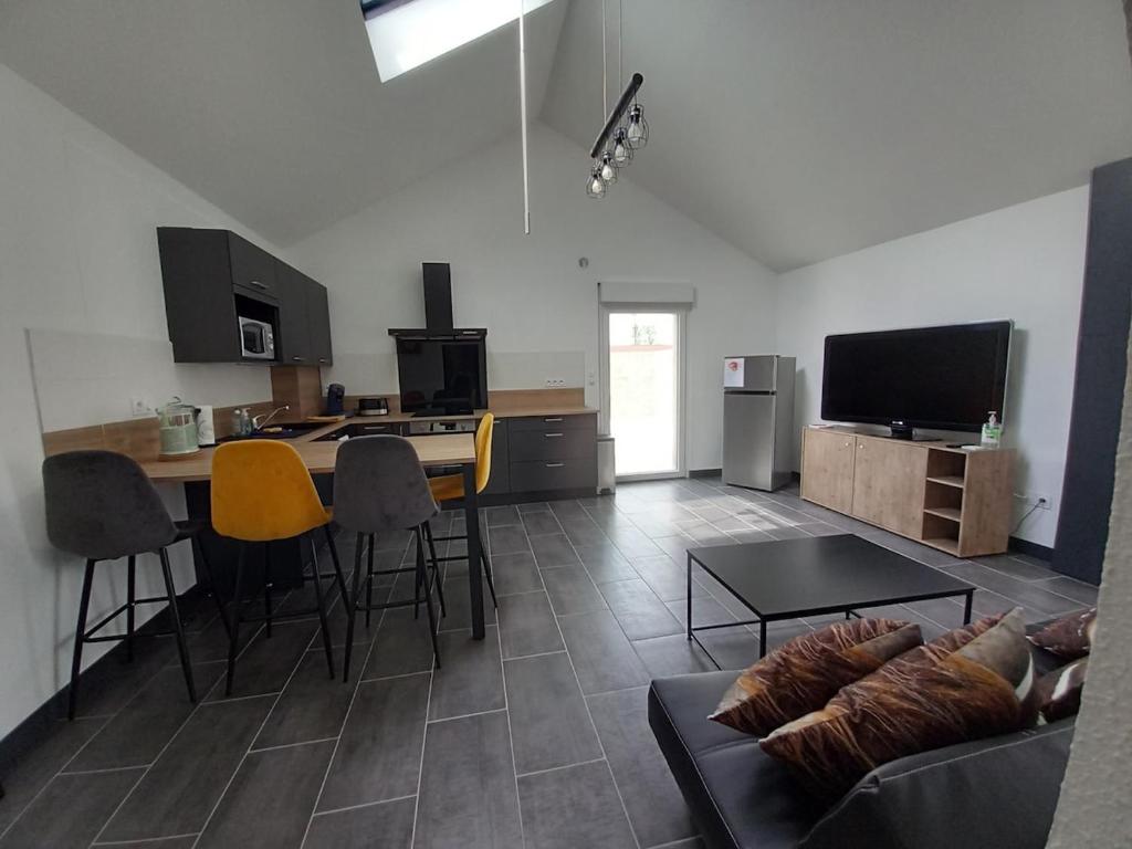 a living room with a couch and a table at Le nid douillet de Stéphanie in Verdun