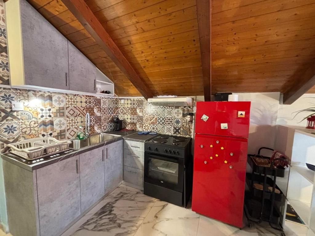 Kuchyň nebo kuchyňský kout v ubytování HELEN STUDIOS Loft