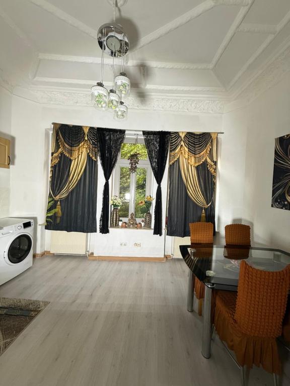 Una sala de estar con una mesa y una ventana. en Ferienzimmer Healing und Montuerwohnung, en Weissenfels
