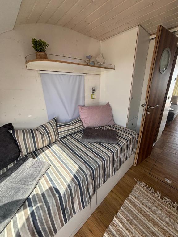 Postel nebo postele na pokoji v ubytování WOHLFÜHLBOOT Hausboot - Festlieger in der Marina Zaue am Schwielochsee - WC an Bord -