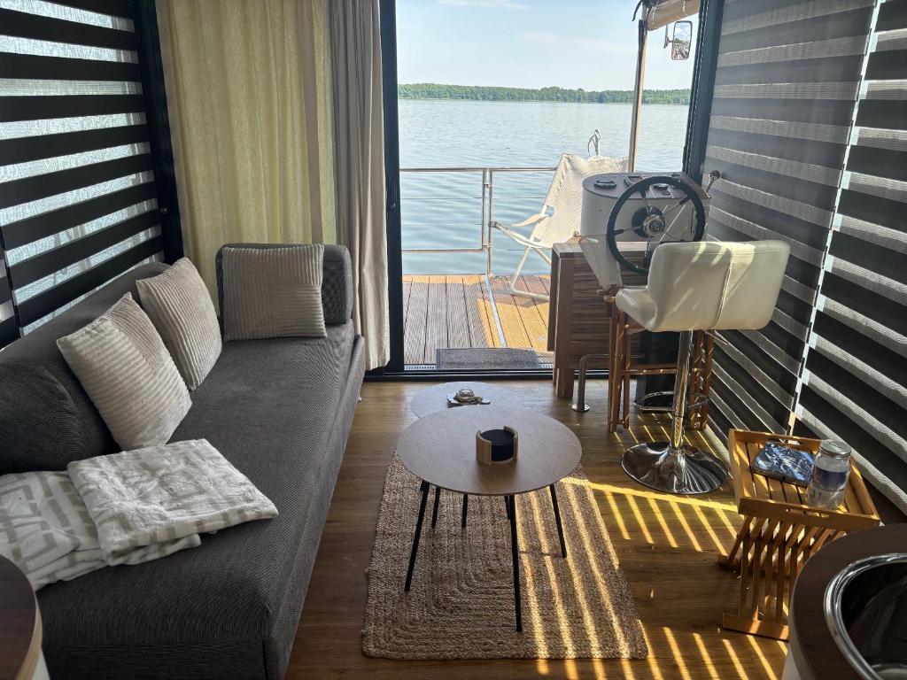Posezení v ubytování WOHLFÜHLBOOT Hausboot - Festlieger in der Marina Zaue am Schwielochsee - WC an Bord -