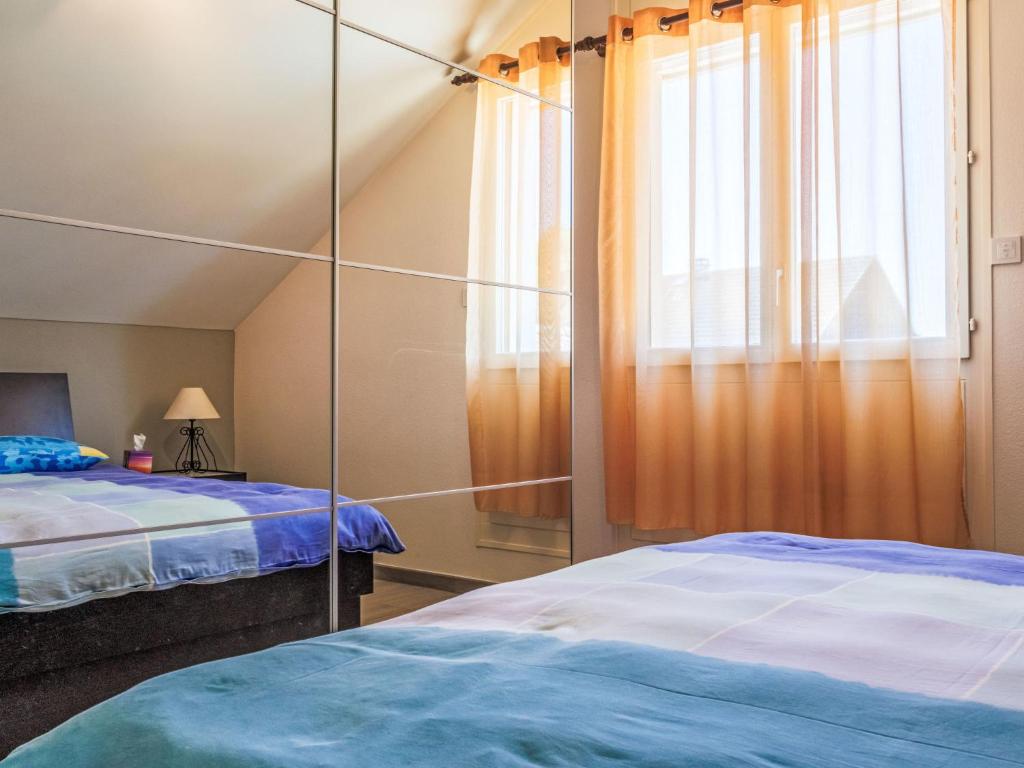 Rúm í herbergi á Villa Hauts-de-Genthod by Interhome