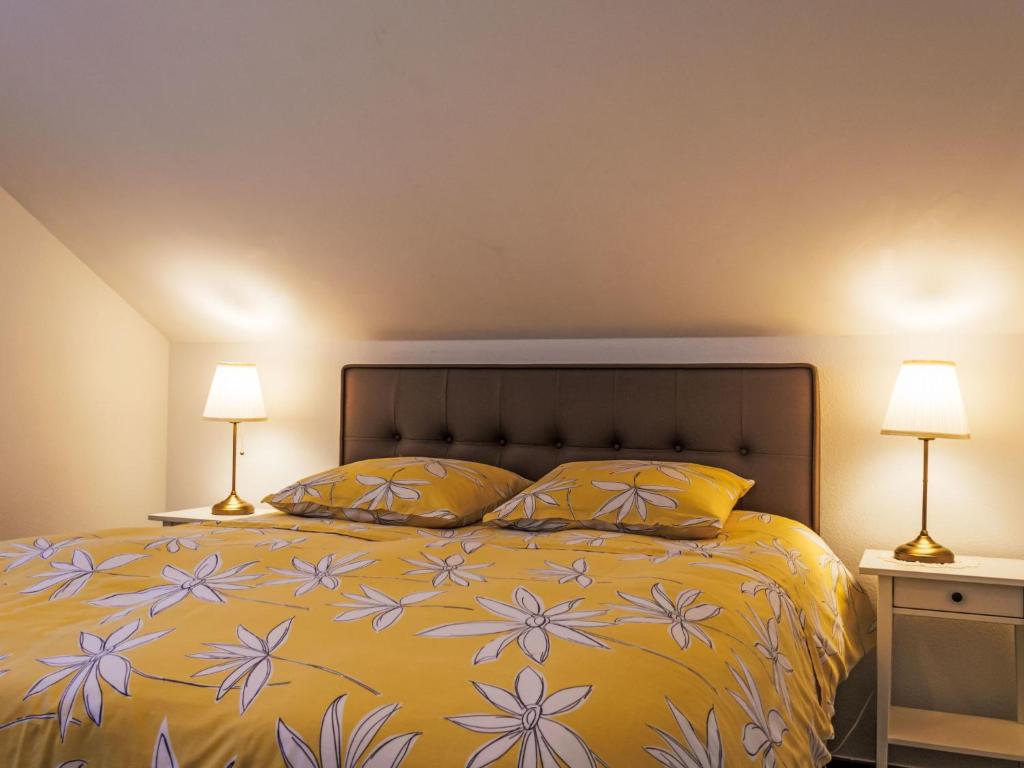 Rúm í herbergi á Villa Hauts-de-Genthod by Interhome
