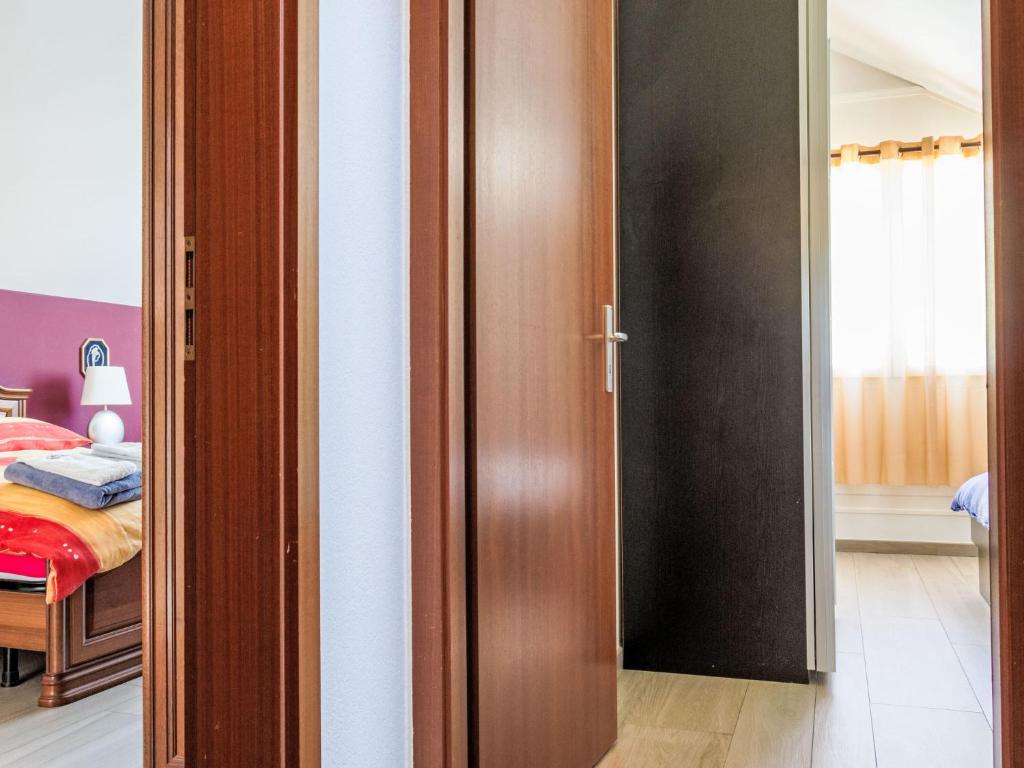Rúm í herbergi á Villa Hauts-de-Genthod by Interhome
