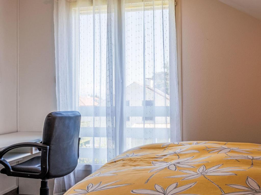 Rúm í herbergi á Villa Hauts-de-Genthod by Interhome