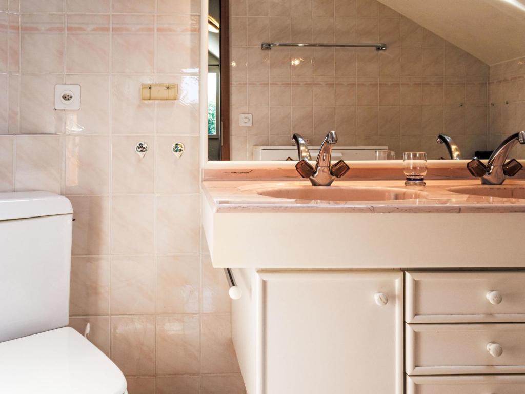 Baðherbergi á Villa Hauts-de-Genthod by Interhome