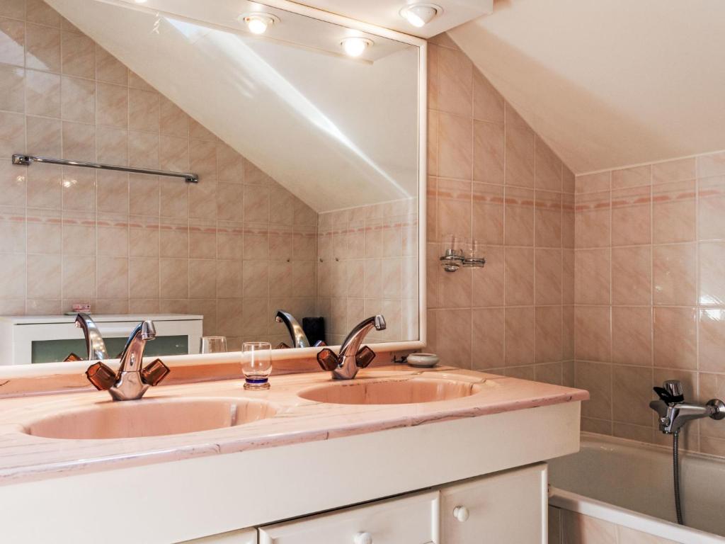 Baðherbergi á Villa Hauts-de-Genthod by Interhome