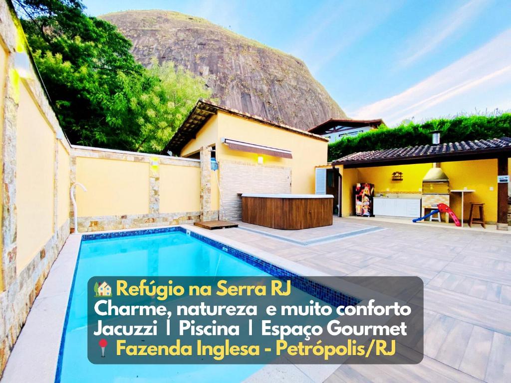 una villa con tetto di paglia e piscina di Casa Jacuzzi Piscina Churrasqueira 10 min Itaipava a Inglesa