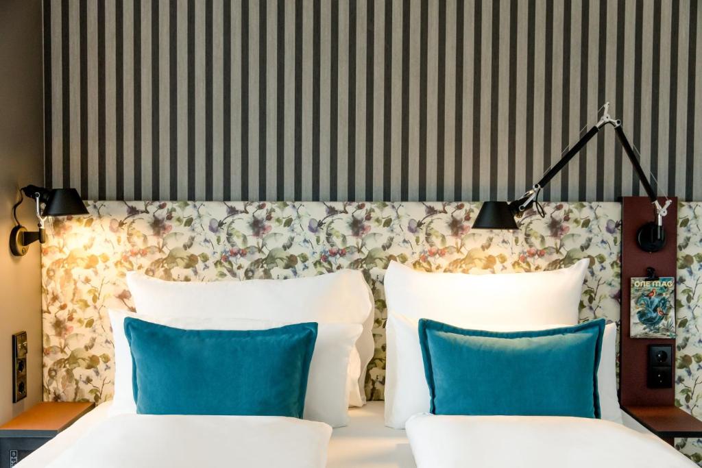 Postel nebo postele na pokoji v ubytování Motel One Rotterdam