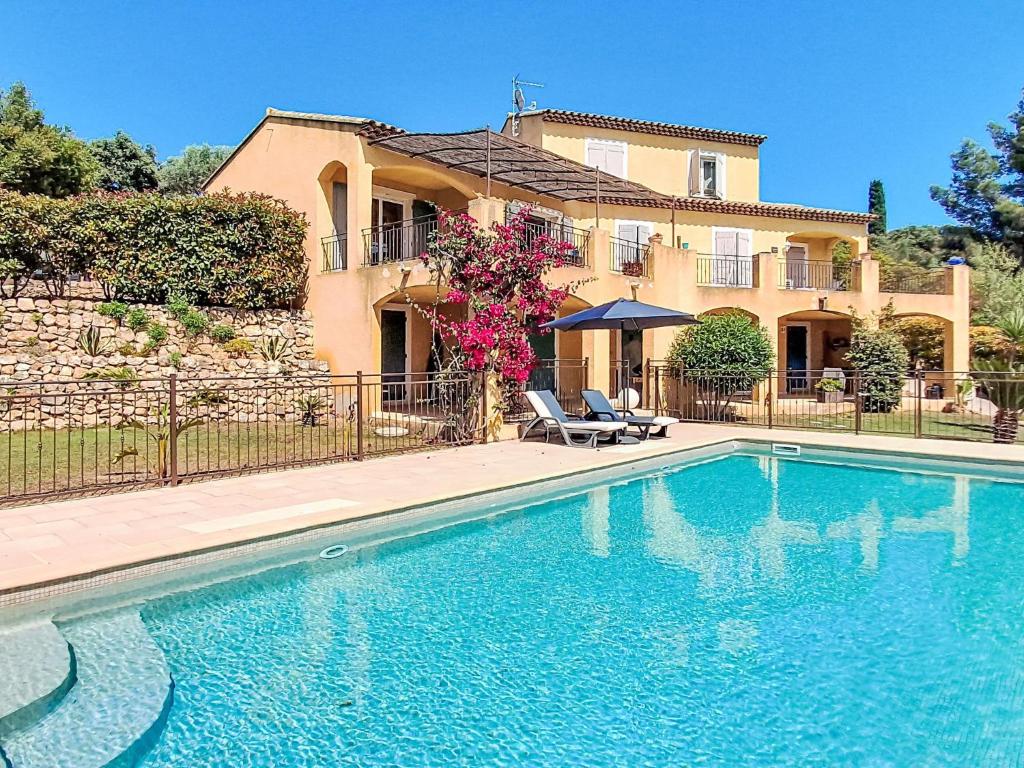 une maison avec une piscine devant une maison dans l'établissement Apartment Douce parenthése-2 by Interhome, à Sanary-sur-Mer