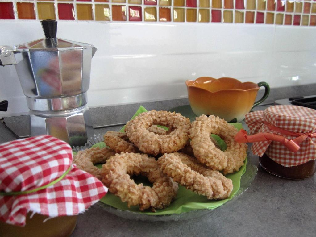 a plate of fried onion spheres on a counter at B&B Tor Di Lupo in Mattinata