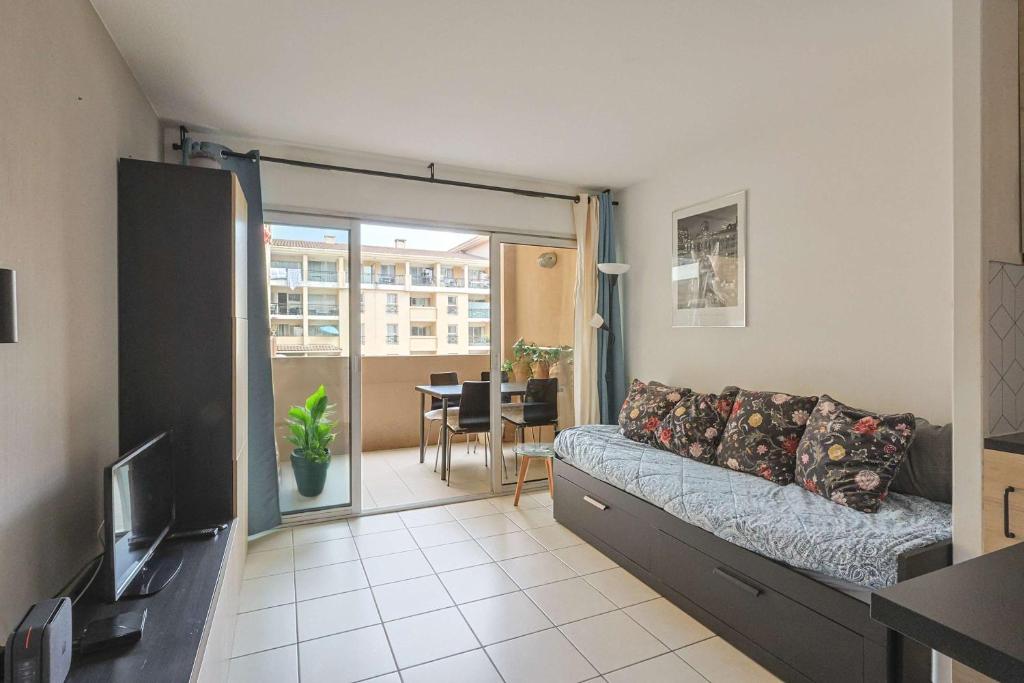 un salon avec un canapé et une table dans l'établissement Le Cannes Beach 302, à Cannes