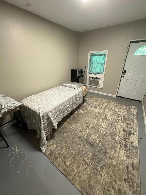 En eller flere senge i et værelse på Cozy Room Near Downtown Hendersonville