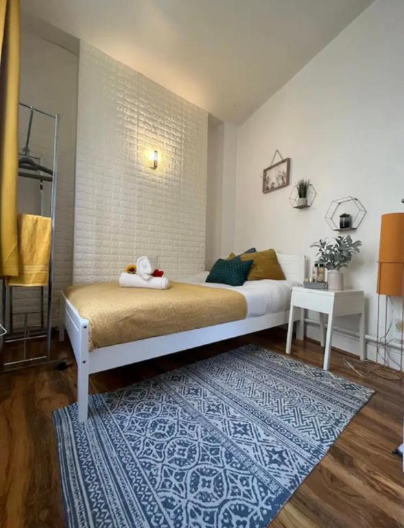 Un dormitorio con una cama y una alfombra azul. en Apartment in the heart of London, en Moffat