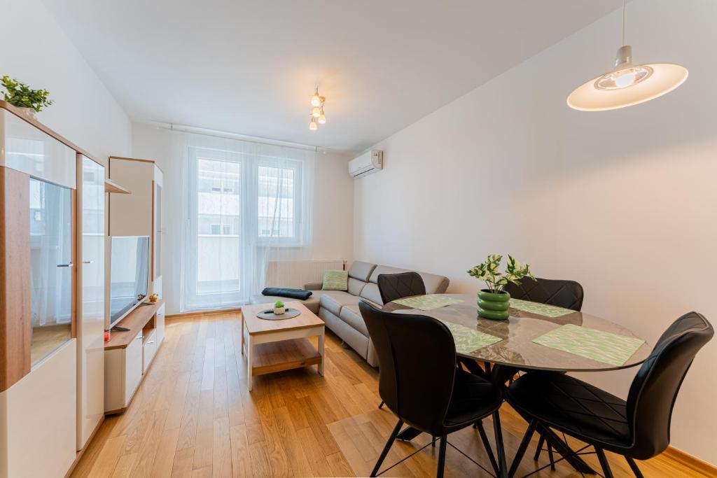 Zagreb 136 - Bedroom - Parking - Loggia - New - Apartment - Flexible Keybox Entry - Modern - Monthly Rent - WiFi