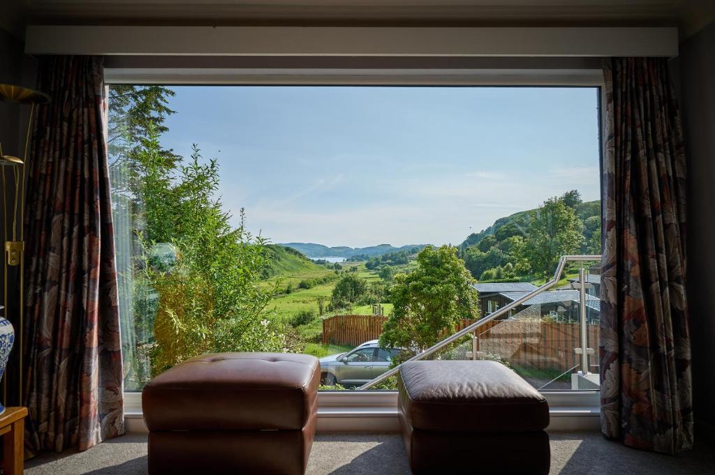 una grande finestra con vista sulla campagna di 5 bed house near Oban a Oban
