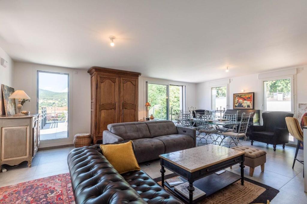 una sala de estar con un sofá y una mesa en Le bateau Dolce, en Aix-les-Bains