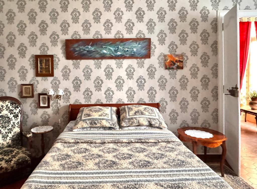 Chez les artistes - Apartment With Shared Bathroom